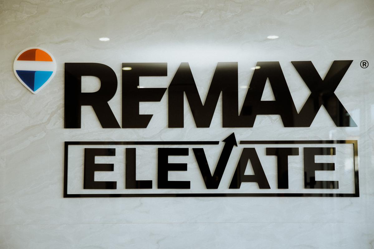 REMAX ELEVATE reception wall